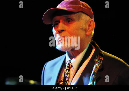 Jan Ptaszyn WróblewskiJan 'Ptaszyn' Wróblewski (nato il 27 marzo 1936 a Kalisz) è un polacco musicista jazz, compositore, arrangiatore e conduttore, giornalista Foto Stock