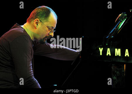 Jan Ptaszyn WróblewskiJan 'Ptaszyn' Wróblewski (nato il 27 marzo 1936 a Kalisz) è un polacco musicista jazz, compositore, arrangiatore e conduttore, giornalista Foto Stock