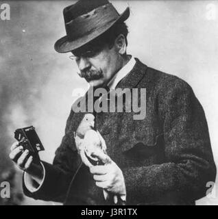 Julius Neubronner, nel 1914, usò dei piccioni per trasportare macchine fotografiche per la fotografia aerea. Il suo lavoro ha aperto la strada alle prime tecniche di imaging aereo ed è considerato un momento pionieristico sia nella fotografia che nella tecnologia assistita dagli animali. Foto Stock