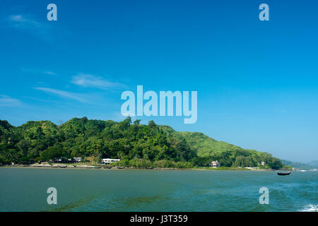 Ne Tong o Toinga Hill sulla banca del fiume di Naf a Teknaf. Cox's Bazar, Bangladesh Foto Stock