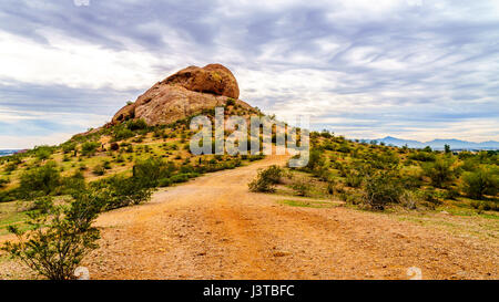 La pietra arenaria rossa buttes di Papago Park, con le sue numerose grotte e crepacci causati da erosione sotto il cielo nuvoloso, nella città di Tempe, Arizona negli Stati Uniti Foto Stock