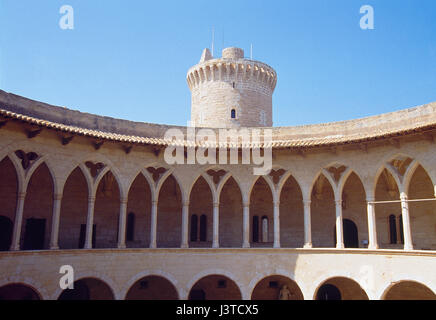 Portico del cortile. Il castello di Bellver, Palma de Mallorca, Maiorca, isole Baleari, Spagna. Foto Stock