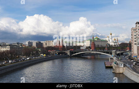 Mosca: skyline di Mosca con vista del complesso fortificato del Cremlino e il Bolshoy Kamenny Bridge (maggiore è il ponte di pietra sul fiume Moskva Foto Stock