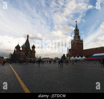 Il complesso fortificato del Cremlino di Mosca con parete Spasskaya Tower e San Basilio cattedrale, 3 simboli della città che si affaccia sulla Piazza Rossa Foto Stock