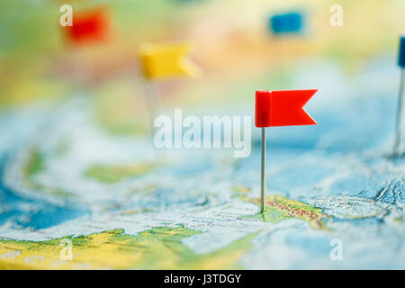 Colorate puntine sulla mappa del mondo - concetto di viaggio Foto stock -  Alamy