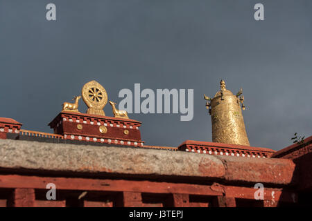 Dharmachakra affiancato da due cervi e Dhvaja il banner di vittoria in golden metalic forma sul tetto del Jokhang Tempio. Foto Stock