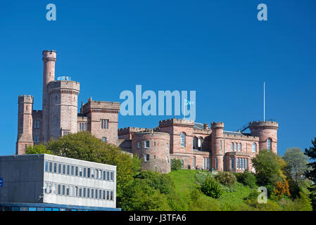 Inverness Castle in alto sopra il fiume Ness nel Altopiano della capitale. Foto Stock