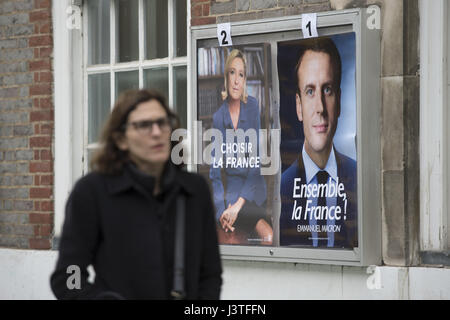 Espatriati preparare gli elettori a votare per il secondo turno delle elezioni presidenziali in corrispondenza di una stazione di polling a Lycee Francais Charles de Gaulle a South Kensington, Londra. Foto Stock