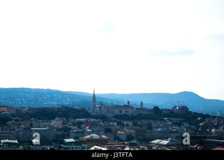 Vista panoramica su Budapest, la chiesa di San Mattia di fronte al Bastione del Pescatore nel cuore di Buda è il quartiere del Castello, Ungheria. Foto Stock