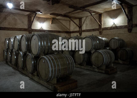 In botti di legno di cognac invecchiato in cantina di Brandy Factory Noy di Yerevan, Armenia. Foto Stock