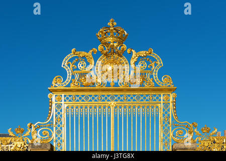 Dettaglio del golden il palazzo di Versailles e porta d'ingresso, Francia. Foto Stock