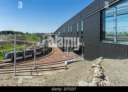 Trasporto per il tram di Edinburgo che arriva alla fermata della stazione di Edinburgh Gateway a Edinburgh Scotland UK Foto Stock