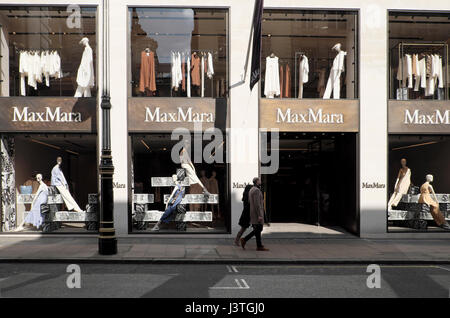 Vista esterna di acquirenti e manichini nella finestra del negozio MaxMara Max Mara Old Bond Street a Londra W1 Inghilterra Gran Bretagna KATHY DEWITT Foto Stock