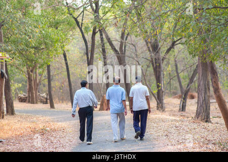 Gli uomini a camminare in un parco a Bangalore in India. Foto Stock
