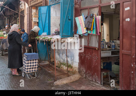 MEKNES, Marocco - 18 febbraio 2017: fornitori non identificato al mercato in Meknes, Marocco Foto Stock