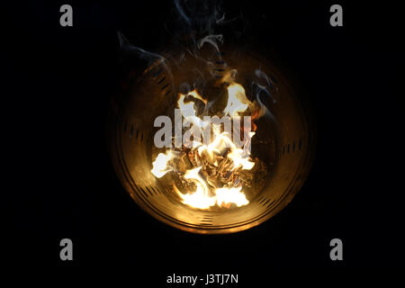 La cultura cinese , discendenti cinesi sono state bruciate joss carta ,come argento e oro carta , e inferno denaro per gli antenati che hanno passato lontano. Foto Stock