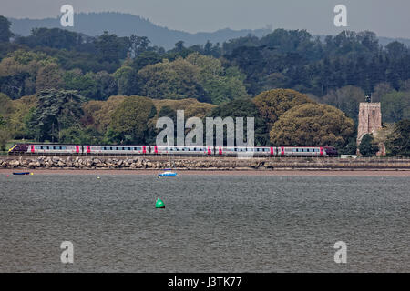 Cross Country treno intercity sulla Riviera linea in movimento da sinistra a destra adiacente al fiume Exe vicino a St Clements Chiesa Powderham Foto Stock