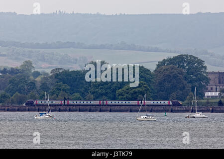 Cross Country treno intercity sulla Riviera linea in movimento da sinistra a destra adiacente al fiume Exe in prossimità di Powderham Foto Stock