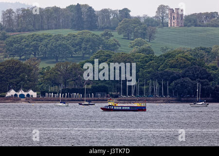 I turisti su una barca ecursion prendere un tour guidato del Fiume Exe estuary passando il Starcross Yacht Club Foto Stock