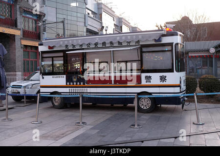 La polizia cinese bus su una strada pedonale a piazza dello shopping a Pechino in Cina, 22 febbraio 2016. Foto Stock