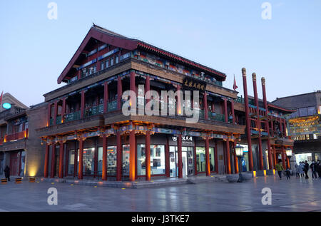 Qianmen street, un famoso centro shopping street su centinaia di anni a Pechino in Cina, 22 febbraio 2016. Foto Stock