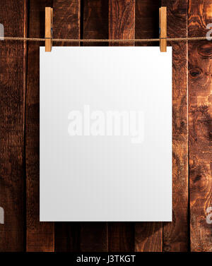 Poster in bianco su sfondo di legno. Mock up per il tuo progetto con lo spazio di copia Foto Stock