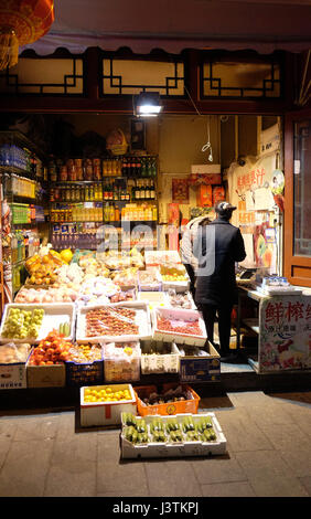 Negozio di frutta e verdura nella Qianmen street, un famoso centro shopping street su centinaia di anni di Pechino Foto Stock