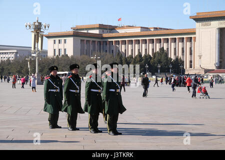 Soldati cinesi marzo in piazza Tiananmen. È la terza più grande piazza al mondo, Pechino Foto Stock