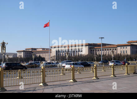 Bandiera della Cina sul montante in piazza Tiananmen. È la terza più grande piazza al mondo, Pechino Foto Stock