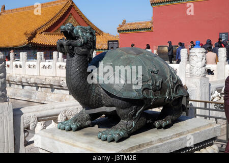 Tartaruga in bronzo nel palazzo imperiale che sta per potenza e lunga durata, Città Proibita di Pechino, Cina Foto Stock