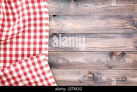 Rosso a scacchi tovaglia luce sul tavolo di legno con vista superiore con spazio di copia Foto Stock