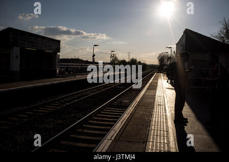 Tramonto sulla strada Blackhorse Overground stazione a nord-est di Londra. Foto Stock