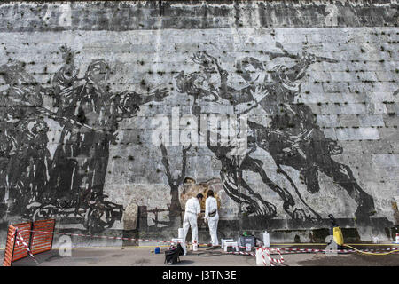 La pulizia 'Trionfa e lamenti,' un monumentale dipinto murale di William Kentridge, lungo la riva destra del fiume Tevere a Roma raffigurante una processione di più di 80 figure dalla mitologia romana. Dove: Roma, Lazio, Italia Quando: 06 Apr 2017 Credit: IPA/WENN.com * * disponibile solo per la pubblicazione in UK, USA, Germania, Austria, Svizzera** Foto Stock