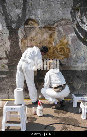 La pulizia 'Trionfa e lamenti,' un monumentale dipinto murale di William Kentridge, lungo la riva destra del fiume Tevere a Roma raffigurante una processione di più di 80 figure dalla mitologia romana. Dove: Roma, Lazio, Italia Quando: 06 Apr 2017 Credit: IPA/WENN.com * * disponibile solo per la pubblicazione in UK, USA, Germania, Austria, Svizzera** Foto Stock