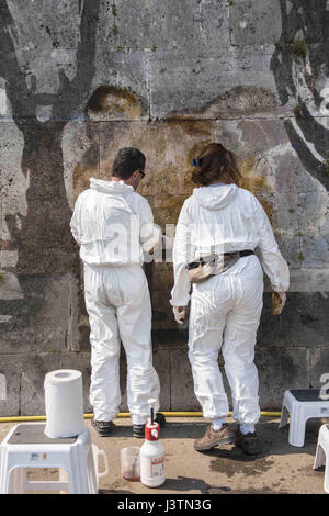 La pulizia 'Trionfa e lamenti,' un monumentale dipinto murale di William Kentridge, lungo la riva destra del fiume Tevere a Roma raffigurante una processione di più di 80 figure dalla mitologia romana. Dove: Roma, Lazio, Italia Quando: 06 Apr 2017 Credit: IPA/WENN.com * * disponibile solo per la pubblicazione in UK, USA, Germania, Austria, Svizzera** Foto Stock