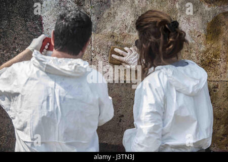 La pulizia 'Trionfa e lamenti,' un monumentale dipinto murale di William Kentridge, lungo la riva destra del fiume Tevere a Roma raffigurante una processione di più di 80 figure dalla mitologia romana. Dove: Roma, Lazio, Italia Quando: 06 Apr 2017 Credit: IPA/WENN.com * * disponibile solo per la pubblicazione in UK, USA, Germania, Austria, Svizzera** Foto Stock