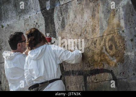 La pulizia 'Trionfa e lamenti,' un monumentale dipinto murale di William Kentridge, lungo la riva destra del fiume Tevere a Roma raffigurante una processione di più di 80 figure dalla mitologia romana. Dove: Roma, Lazio, Italia Quando: 06 Apr 2017 Credit: IPA/WENN.com * * disponibile solo per la pubblicazione in UK, USA, Germania, Austria, Svizzera** Foto Stock