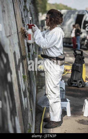 La pulizia 'Trionfa e lamenti,' un monumentale dipinto murale di William Kentridge, lungo la riva destra del fiume Tevere a Roma raffigurante una processione di più di 80 figure dalla mitologia romana. Dove: Roma, Lazio, Italia Quando: 06 Apr 2017 Credit: IPA/WENN.com * * disponibile solo per la pubblicazione in UK, USA, Germania, Austria, Svizzera** Foto Stock