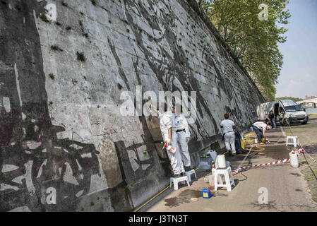 La pulizia 'Trionfa e lamenti,' un monumentale dipinto murale di William Kentridge, lungo la riva destra del fiume Tevere a Roma raffigurante una processione di più di 80 figure dalla mitologia romana. Dove: Roma, Lazio, Italia Quando: 06 Apr 2017 Credit: IPA/WENN.com * * disponibile solo per la pubblicazione in UK, USA, Germania, Austria, Svizzera** Foto Stock