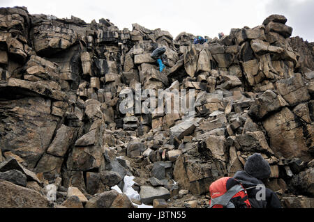 Facchini salendo una parte tecnica del Western violazione, il Parco Nazionale del Kilimanjaro, Tanzania Foto Stock