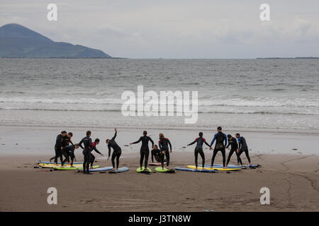 Lezioni di surf a Banna Beach in Irlanda Foto Stock