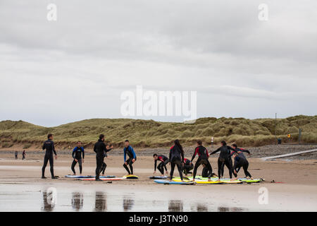 Lezioni di surf a Banna Beach in Irlanda Foto Stock