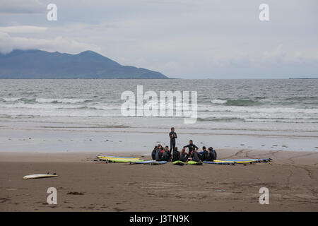 Lezioni di surf a Banna Beach in Irlanda Foto Stock