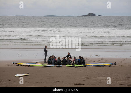 Lezioni di surf a Banna Beach in Irlanda Foto Stock