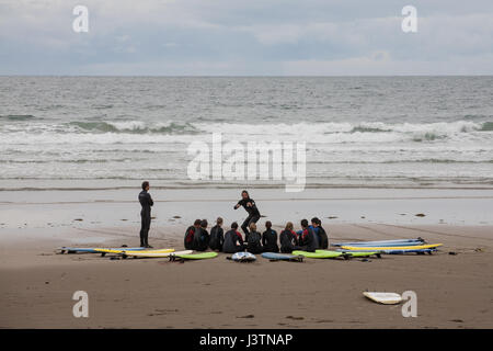 Lezioni di surf a Banna Beach in Irlanda Foto Stock