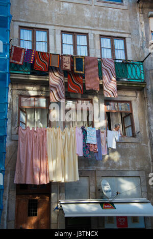 Il lavaggio appeso in strada di Porto Foto Stock