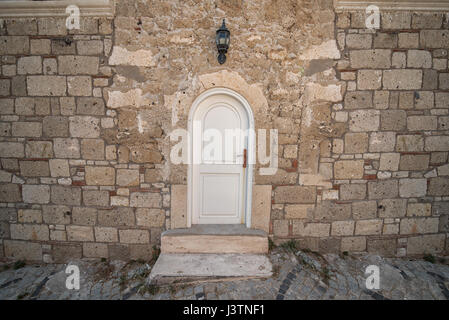 Bianco porta anteriore di un epoca georgiana Town House Foto Stock