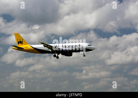 La Monarch Airlines Airbus A320 (G-ZBAP) in atterraggio all'Aeroporto di Birmingham, Regno Unito Foto Stock