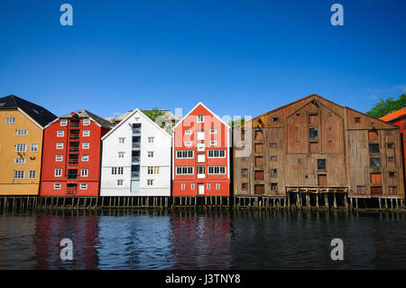 Tradizionali case colorate sull'acqua, Trondheim, Norvegia Foto Stock