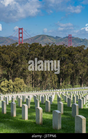 San Francisco Cimitero Nazionale nel Presidio con il Golden Gate Bridge Foto Stock